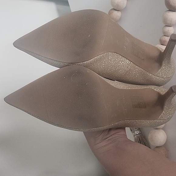 Gold heels 👠 - Picture 2 of 3